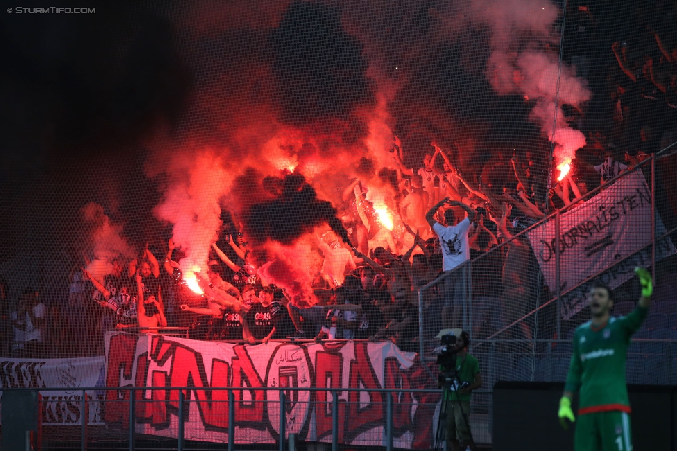 Sturm Graz - Besiktas
Testspiel,  SK Sturm Graz - Besiktas Istanbul, Stadion Liebenau Graz, 22.07.2015. 

Foto zeigt Fans von Besiktas
Schlüsselwörter: pyrotechnik