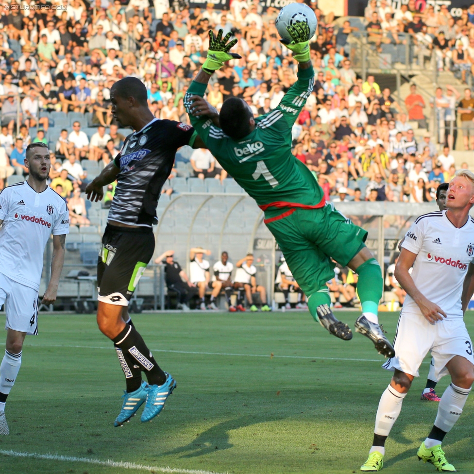 Sturm Graz - Besiktas
Testspiel,  SK Sturm Graz - Besiktas Istanbul, Stadion Liebenau Graz, 22.07.2015. 

Foto zeigt Christian Schoissengeyr (Sturm) und Cenk Gonen (Besiktas)
