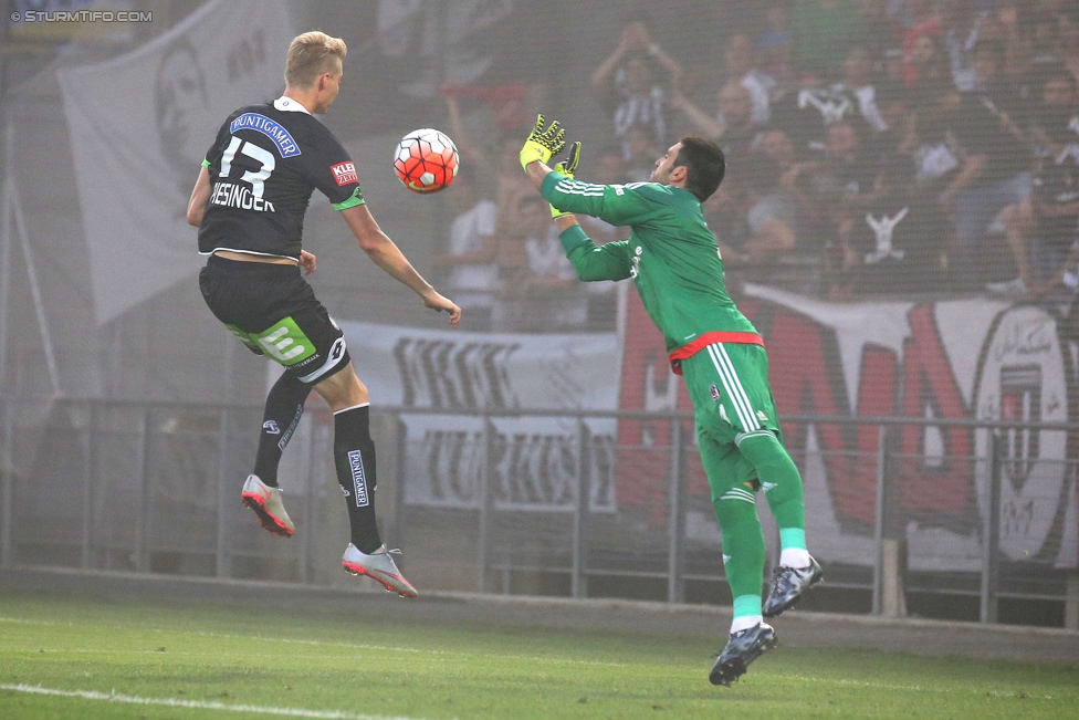 Sturm Graz - Besiktas
Testspiel,  SK Sturm Graz - Besiktas Istanbul, Stadion Liebenau Graz, 22.07.2015. 

Foto zeigt Simon Piesinger (Sturm) und Cenk Gonen (Besiktas)
