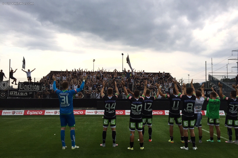 Altach - Sturm Graz
Oesterreichische Fussball Bundesliga, 3. Runde, SC Rheindorf Altach - SK Sturm Graz, Stadion Schnabelholz Altach, 09.08.2015. 

Foto zeigt Fans von Sturm die Mannschaft von Sturm
