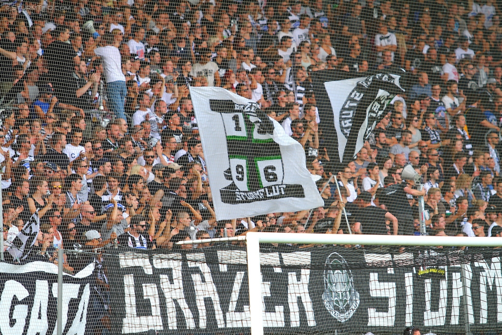 Sturm Graz - Rapid Wien
Oesterreichische Fussball Bundesliga, 5. Runde, SK Sturm Graz - SK Rapid Wien, Stadion Liebenau Graz, 16.08.2015. 

Foto zeigt Fans von Sturm
