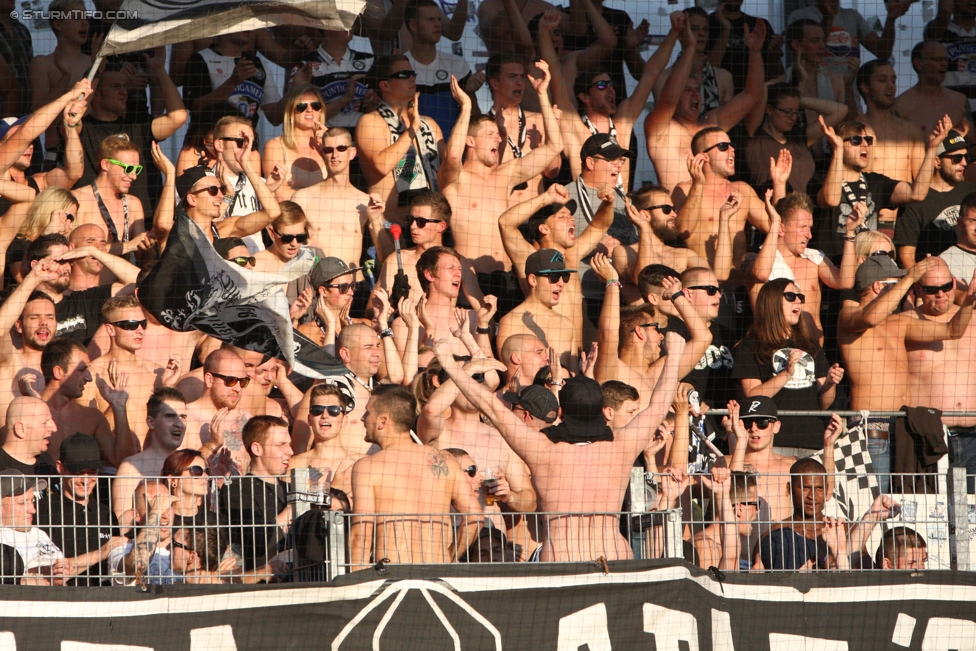 Ried - Sturm Graz
Oesterreichische Fussball Bundesliga, 6. Runde, SV Ried - SK Sturm Graz, Arena Ried, 22.08.2015. 

Foto zeigt Fans von Sturm
