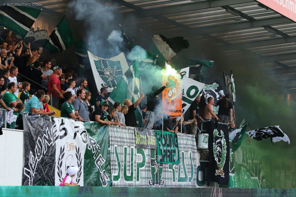 Ried - Sturm Graz
Oesterreichische Fussball Bundesliga, 6. Runde, SV Ried - SK Sturm Graz, Arena Ried, 22.08.2015. 

Foto zeigt Fans von Ried
Schlüsselwörter: pyrotechnik