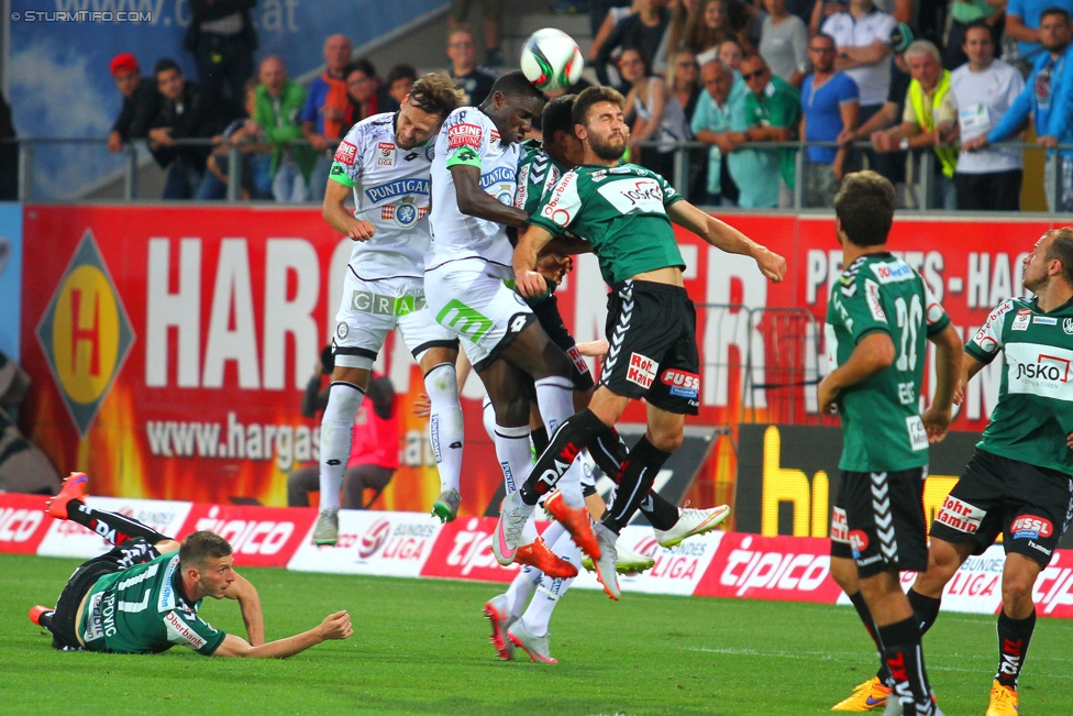 Ried - Sturm Graz
Oesterreichische Fussball Bundesliga, 6. Runde, SV Ried - SK Sturm Graz, Arena Ried, 22.08.2015. 

Foto zeigt Petar Filipovic (Ried), Michael Madl (Sturm), Masakuba-Wilson Kamavuaka (Sturm) und Dieter Elsneg (Ried)
Schlüsselwörter: kopfball