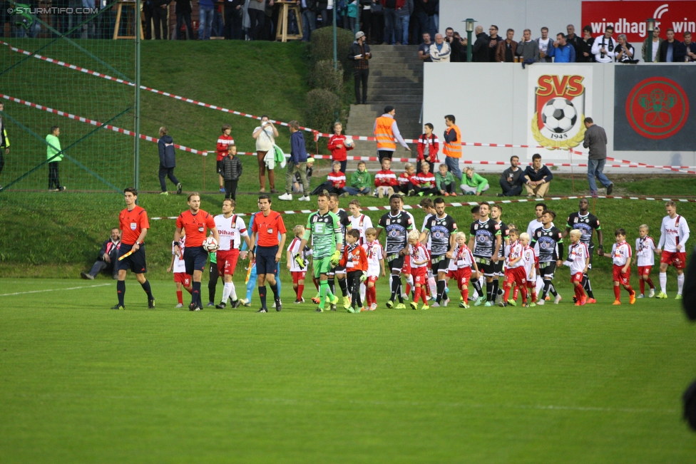 Seekirchen - Sturm Graz
OEFB Cup, 2. Runde, SV Seekirchen - SK Sturm Graz, Sportzentrum Seekirchen, 22.09.2015. 

Foto zeigt das Schiedsrichterteam, die Mannschaft von Sturm und die Mannschaft von Seekirchen
