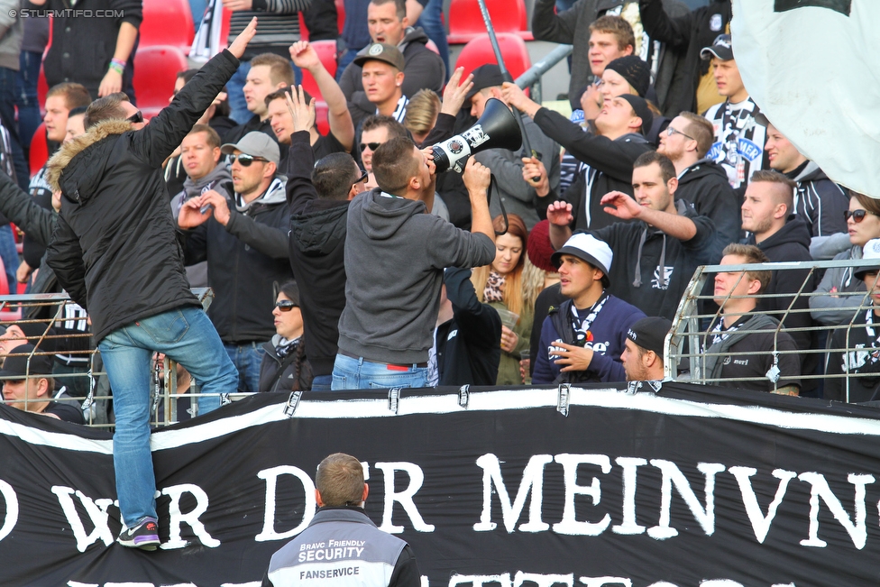 Admira Wacker - Sturm Graz
Oesterreichische Fussball Bundesliga, 10. Runde, FC Admira Wacker Moedling - SK Sturm Graz, Stadion Suedstadt Maria Enzersdorf, 27.09.2015. 

Foto zeigt Fans von Sturm
