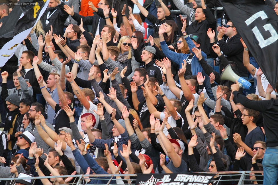 Admira Wacker - Sturm Graz
Oesterreichische Fussball Bundesliga, 10. Runde, FC Admira Wacker Moedling - SK Sturm Graz, Stadion Suedstadt Maria Enzersdorf, 27.09.2015. 

Foto zeigt Fans von Sturm
