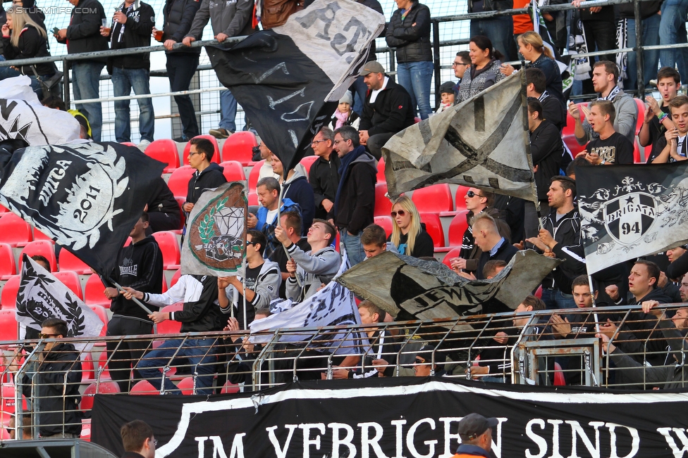 Admira Wacker - Sturm Graz
Oesterreichische Fussball Bundesliga, 10. Runde, FC Admira Wacker Moedling - SK Sturm Graz, Stadion Suedstadt Maria Enzersdorf, 27.09.2015. 

Foto zeigt Fans von Sturm
