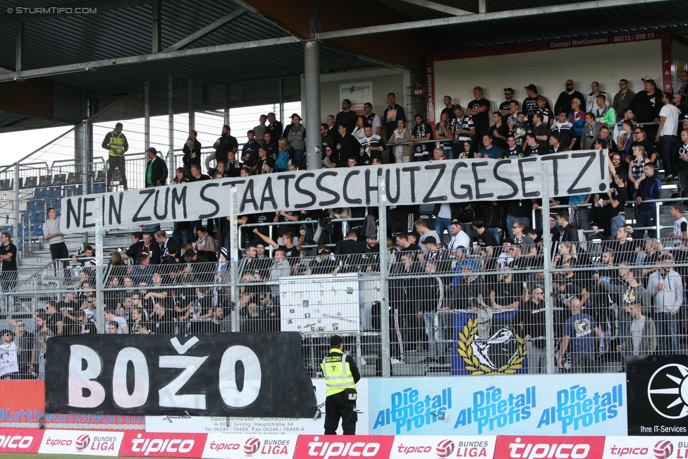 Groedig - Sturm Graz
Oesterreichische Fussball Bundesliga, 11. Runde, SV Groedig - SK Sturm Graz, Stadion Untersbergarena Groedig, 03.10.2015. 

Foto zeigt Fans von Sturm
