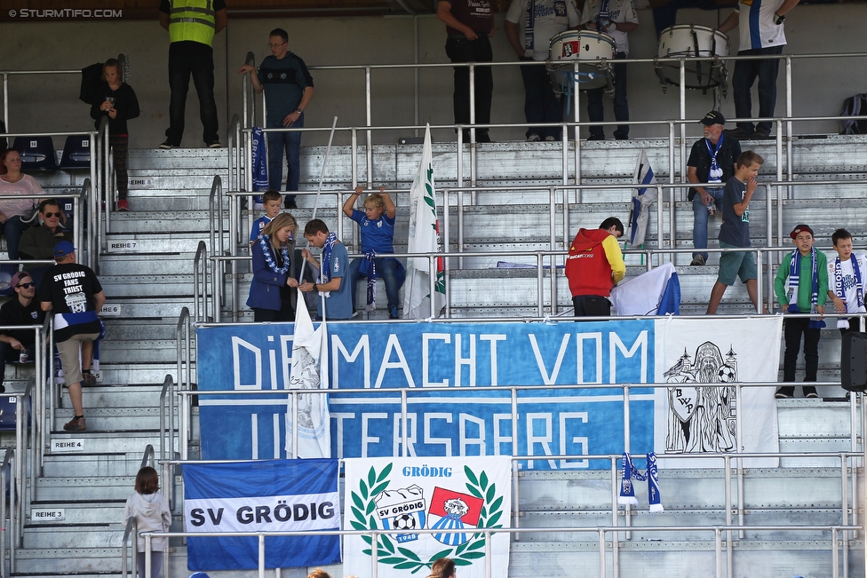 Groedig - Sturm Graz
Oesterreichische Fussball Bundesliga, 11. Runde, SV Groedig - SK Sturm Graz, Stadion Untersbergarena Groedig, 03.10.2015. 

Foto zeigt Fans von Groedig
