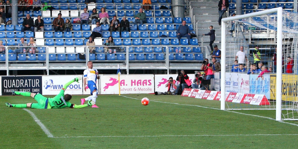 Groedig - Sturm Graz
Oesterreichische Fussball Bundesliga, 11. Runde, SV Groedig - SK Sturm Graz, Stadion Untersbergarena Groedig, 03.10.2015. 

Foto zeigt Michael Esser (Sturm) und Lucas Henrique Ferreira Venuto (Groedig) 
Schlüsselwörter: tor