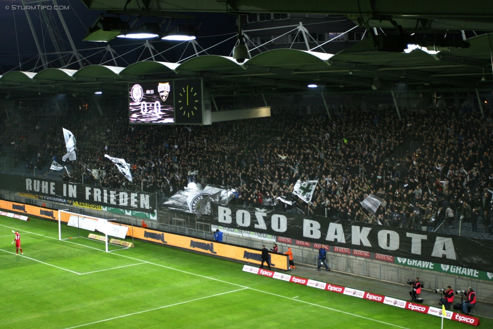 Sturm Graz - Altach
Oesterreichische Fussball Bundesliga, 12. Runde, SK Sturm Graz - SC Rheindorf Altach, Stadion Liebenau Graz, 17.10.2015. 

Foto zeigt Fans von Sturm mit einem Spruchband fuer Bozo Bakota (ehem. Spieler Sturm)
