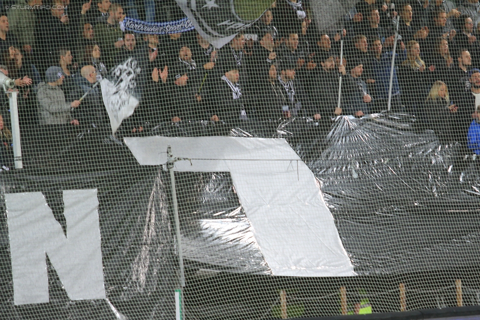 Sturm Graz - Altach
Oesterreichische Fussball Bundesliga, 12. Runde, SK Sturm Graz - SC Rheindorf Altach, Stadion Liebenau Graz, 17.10.2015. 

Foto zeigt Fans von Sturm mit einem Spruchband fuer Bozo Bakota (ehem. Spieler Sturm)
