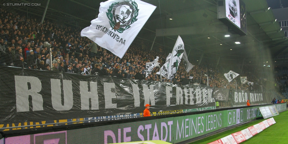 Sturm Graz - Altach
Oesterreichische Fussball Bundesliga, 12. Runde, SK Sturm Graz - SC Rheindorf Altach, Stadion Liebenau Graz, 17.10.2015. 

Foto zeigt Fans von Sturm mit einem Spruchband fuer Bozo Bakota (ehem. Spieler Sturm)
