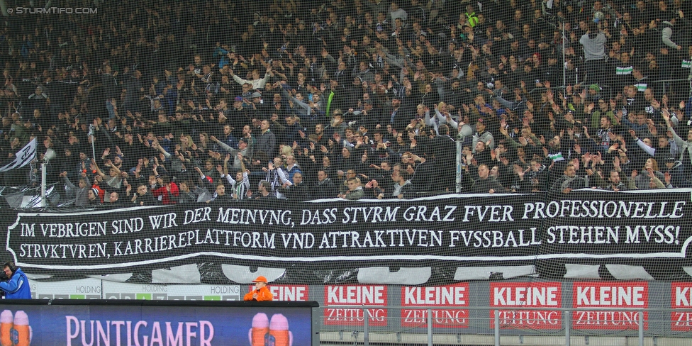 Sturm Graz - Altach
Oesterreichische Fussball Bundesliga, 12. Runde, SK Sturm Graz - SC Rheindorf Altach, Stadion Liebenau Graz, 17.10.2015. 

Foto zeigt Fans von Sturm mit einem Spruchband
Schlüsselwörter: protest