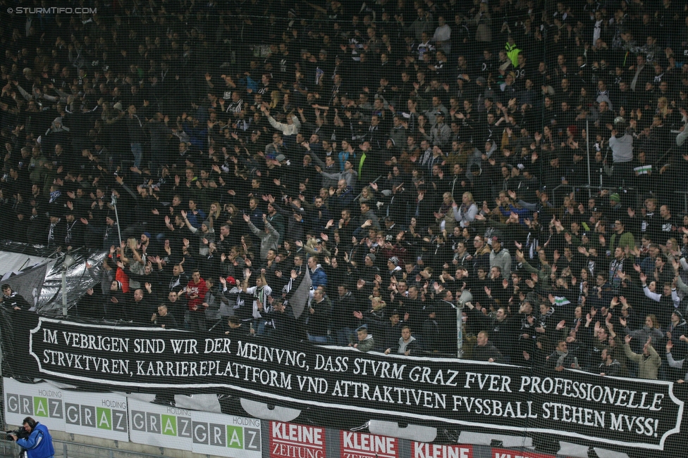 Sturm Graz - Altach
Oesterreichische Fussball Bundesliga, 12. Runde, SK Sturm Graz - SC Rheindorf Altach, Stadion Liebenau Graz, 17.10.2015. 

Foto zeigt Fans von Sturm mit einem Spruchband
Schlüsselwörter: protest