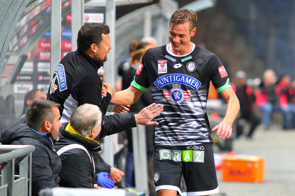 Sturm Graz - Altach
Oesterreichische Fussball Bundesliga, 12. Runde, SK Sturm Graz - SC Rheindorf Altach, Stadion Liebenau Graz, 17.10.2015. 

Foto zeigt Roman Kienast (Sturm) und Betreuer von Sturm
