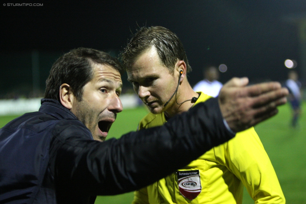 Ebreichsdorf - Sturm Graz
OEFB Cup, Achtelfinale, ASK Ebreichsdorf - SK Sturm Graz, Sportzentrum Weigelsdorf, 27.10.2015. 

Foto zeigt Franco Foda (Cheftrainer Sturm) und den Schiedsrichter Assistenten
Schlüsselwörter: protest