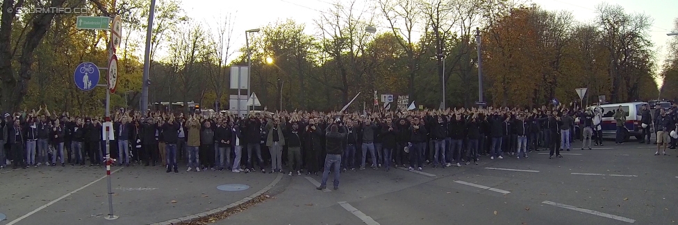 Rapid Wien - Sturm Graz
Oesterreichische Fussball Bundesliga, 14. Runde, SK Rapid Wien - SK Sturm Graz, Ernst Happel Stadion Wien, 31.10.2015. 

Foto zeigt Fans von Sturm beim Corteo
