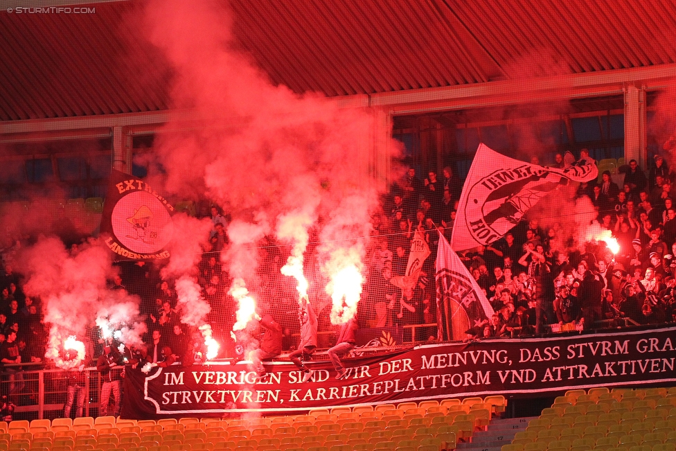 Rapid Wien - Sturm Graz
Oesterreichische Fussball Bundesliga, 14. Runde, SK Rapid Wien - SK Sturm Graz, Ernst Happel Stadion Wien, 31.10.2015. 

Foto zeigt Fans von Sturm
Schlüsselwörter: pyrotechnik