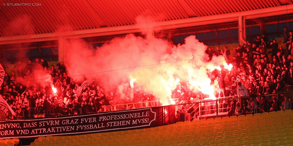 Rapid Wien - Sturm Graz
Oesterreichische Fussball Bundesliga, 14. Runde, SK Rapid Wien - SK Sturm Graz, Ernst Happel Stadion Wien, 31.10.2015. 

Foto zeigt Fans von Sturm
Schlüsselwörter: pyrotechnik