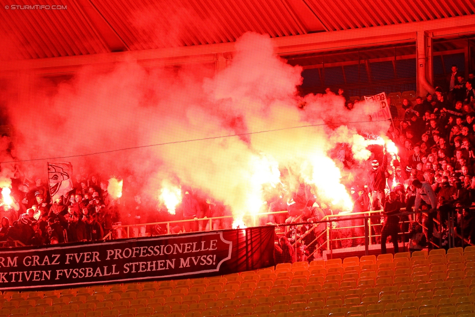 Rapid Wien - Sturm Graz
Oesterreichische Fussball Bundesliga, 14. Runde, SK Rapid Wien - SK Sturm Graz, Ernst Happel Stadion Wien, 31.10.2015. 

Foto zeigt Fans von Sturm
Schlüsselwörter: pyrotechnik