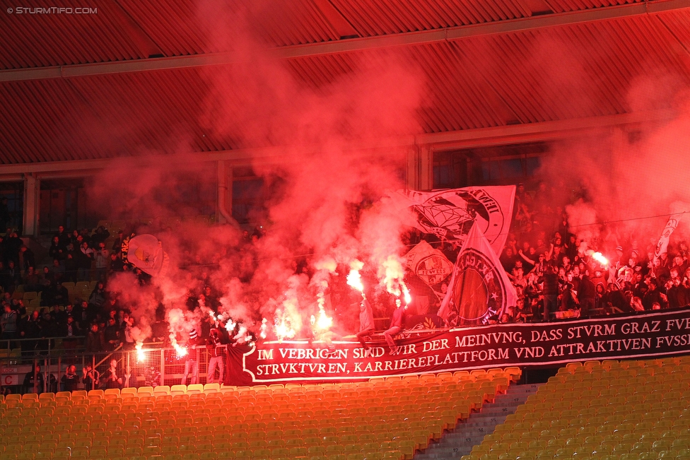 Rapid Wien - Sturm Graz
Oesterreichische Fussball Bundesliga, 14. Runde, SK Rapid Wien - SK Sturm Graz, Ernst Happel Stadion Wien, 31.10.2015. 

Foto zeigt Fans von Sturm
Schlüsselwörter: pyrotechnik