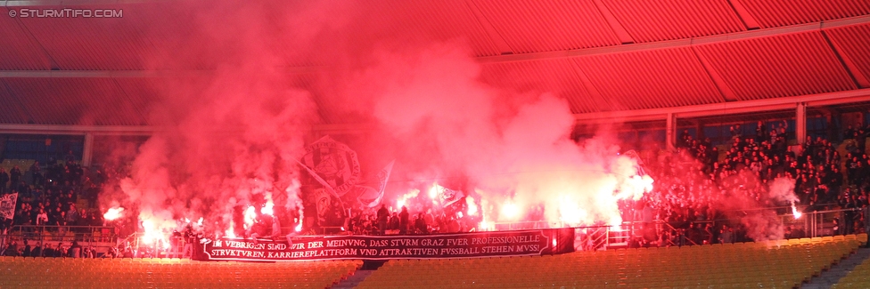 Rapid Wien - Sturm Graz
Oesterreichische Fussball Bundesliga, 14. Runde, SK Rapid Wien - SK Sturm Graz, Ernst Happel Stadion Wien, 31.10.2015. 

Foto zeigt Fans von Sturm
Schlüsselwörter: pyrotechnik