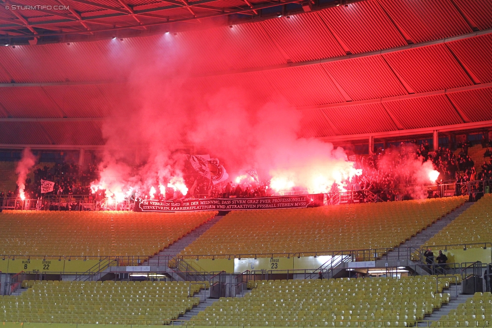 Rapid Wien - Sturm Graz
Oesterreichische Fussball Bundesliga, 14. Runde, SK Rapid Wien - SK Sturm Graz, Ernst Happel Stadion Wien, 31.10.2015. 

Foto zeigt Fans von Sturm
Schlüsselwörter: pyrotechnik