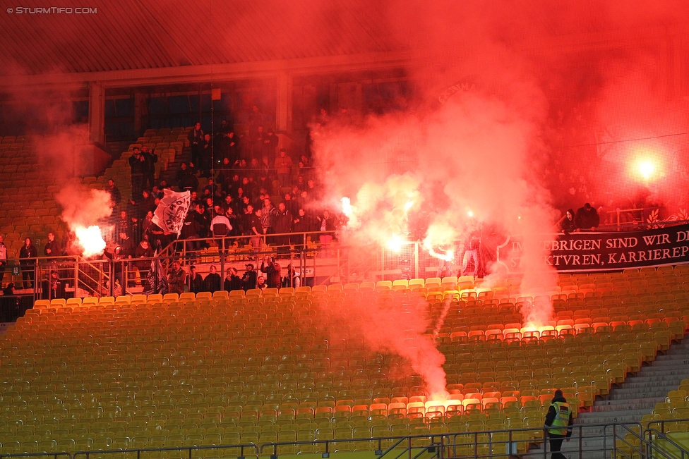 Rapid Wien - Sturm Graz
Oesterreichische Fussball Bundesliga, 14. Runde, SK Rapid Wien - SK Sturm Graz, Ernst Happel Stadion Wien, 31.10.2015. 

Foto zeigt Fans von Sturm
Schlüsselwörter: pyrotechnik