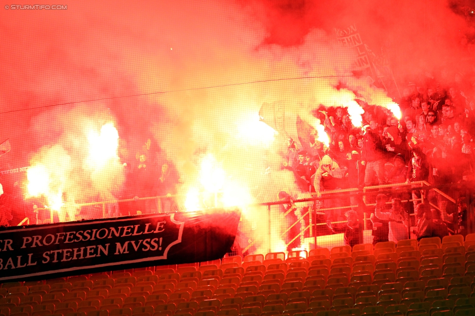 Rapid Wien - Sturm Graz
Oesterreichische Fussball Bundesliga, 14. Runde, SK Rapid Wien - SK Sturm Graz, Ernst Happel Stadion Wien, 31.10.2015. 

Foto zeigt Fans von Sturm
Schlüsselwörter: pyrotechnik