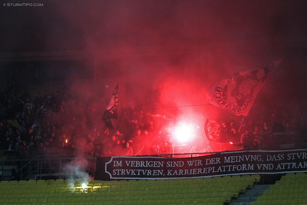 Rapid Wien - Sturm Graz
Oesterreichische Fussball Bundesliga, 14. Runde, SK Rapid Wien - SK Sturm Graz, Ernst Happel Stadion Wien, 31.10.2015. 

Foto zeigt Fans von Sturm
Schlüsselwörter: pyrotechnik