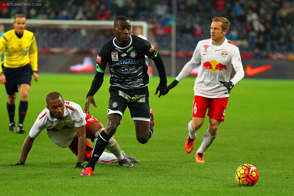 Salzburg - Sturm Graz
Oesterreichische Fussball Bundesliga, 16. Runde, RB Salzburg - SK Sturm Graz, Stadion Wals-Siebenheim, 22.11.2015. 

Foto zeigt Masakuba-Wilson Kamavuaka (Sturm) und Christian Schwegler (Salzburg)
