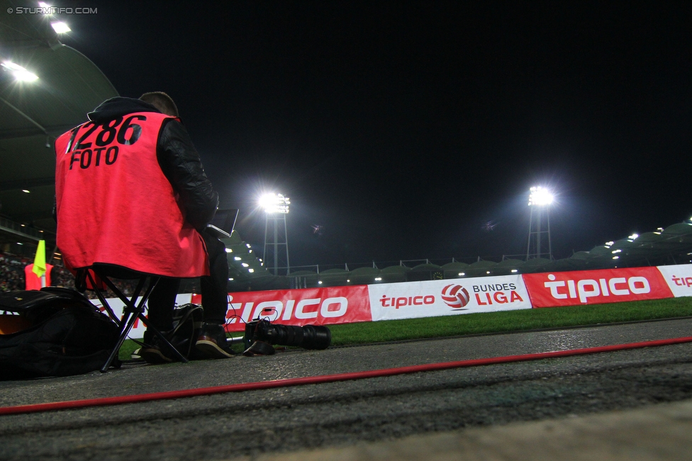 Sturm Graz - Mattersburg
Oesterreichische Fussball Bundesliga, 17. Runde, SK Sturm Graz - SV Mattersburg, Stadion Liebenau Graz, 28.11.2015. 

Foto zeigt einen Fotografen
