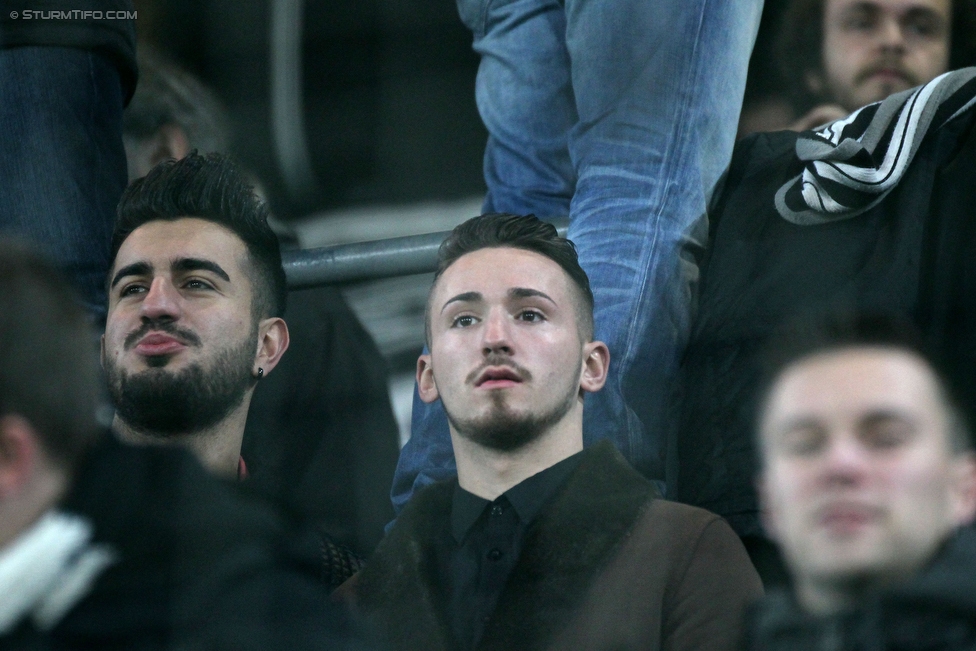 Sturm Graz - Admira Wacker
Oesterreichische Fussball Bundesliga, 19. Runde, SK Sturm Graz - FC Admiral Wacker Moedling, Stadion Liebenau Graz, 05.12.2015. 

Foto zeigt Josip Tadic (Sturm) und Donisi Avdijaj (Sturm) im Fanblock
