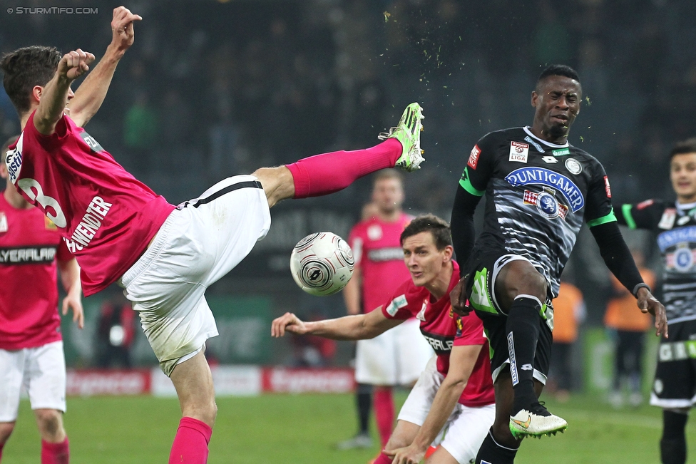 Sturm Graz - Admira Wacker
Oesterreichische Fussball Bundesliga, 19. Runde, SK Sturm Graz - FC Admiral Wacker Moedling, Stadion Liebenau Graz, 05.12.2015. 

Foto zeigt Christoph Schoesswendter (Admira)  und Osagie Bright Edomwonyi (Sturm)
Schlüsselwörter: zweikampf