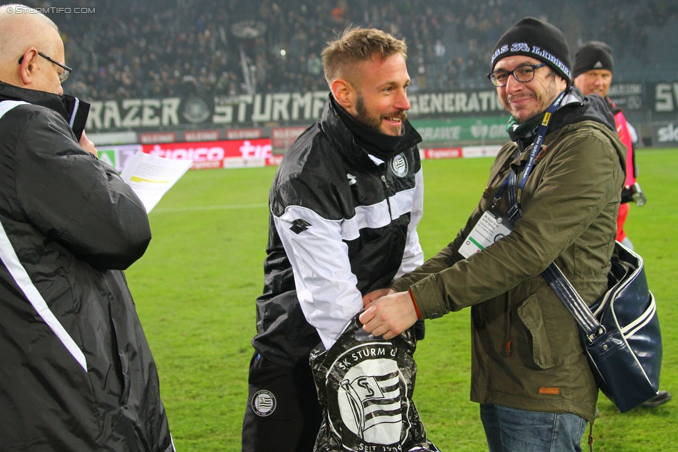 Sturm Graz - Groedig
Oesterreichische Fussball Bundesliga, 20. Runde, SK Sturm Graz - SV Groedig, Stadion Liebenau Graz, 12.12.2015. 

Foto zeigt Martin Ehrenreich (Sturm) bei der Ziehung des Gewinnspiels von Schwoaze helfen
