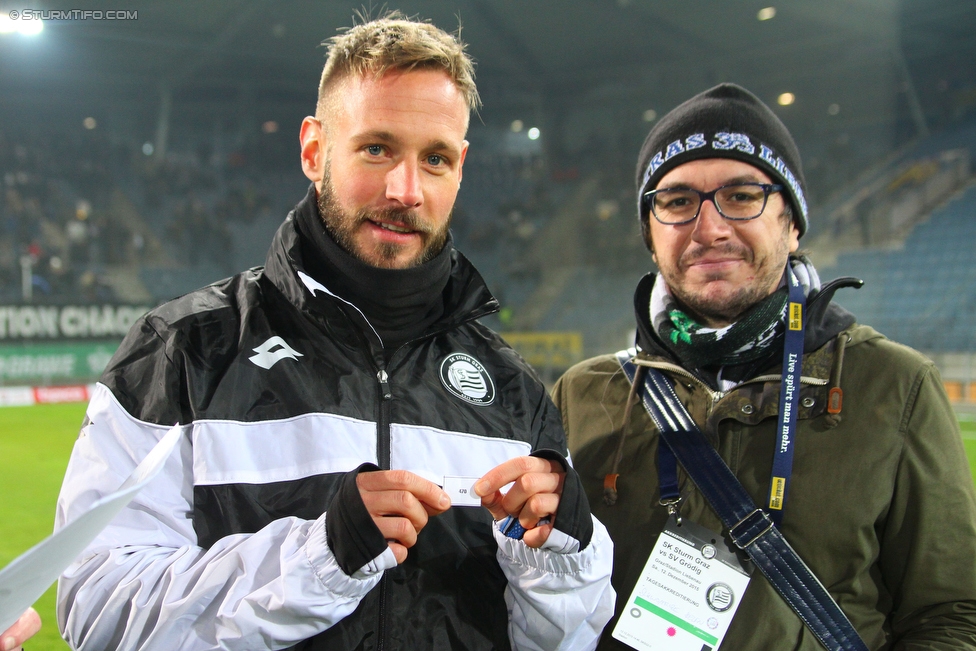 Sturm Graz - Groedig
Oesterreichische Fussball Bundesliga, 20. Runde, SK Sturm Graz - SV Groedig, Stadion Liebenau Graz, 12.12.2015. 

Foto zeigt Martin Ehrenreich (Sturm) bei der Ziehung des Gewinnspiels von Schwoaze helfen
