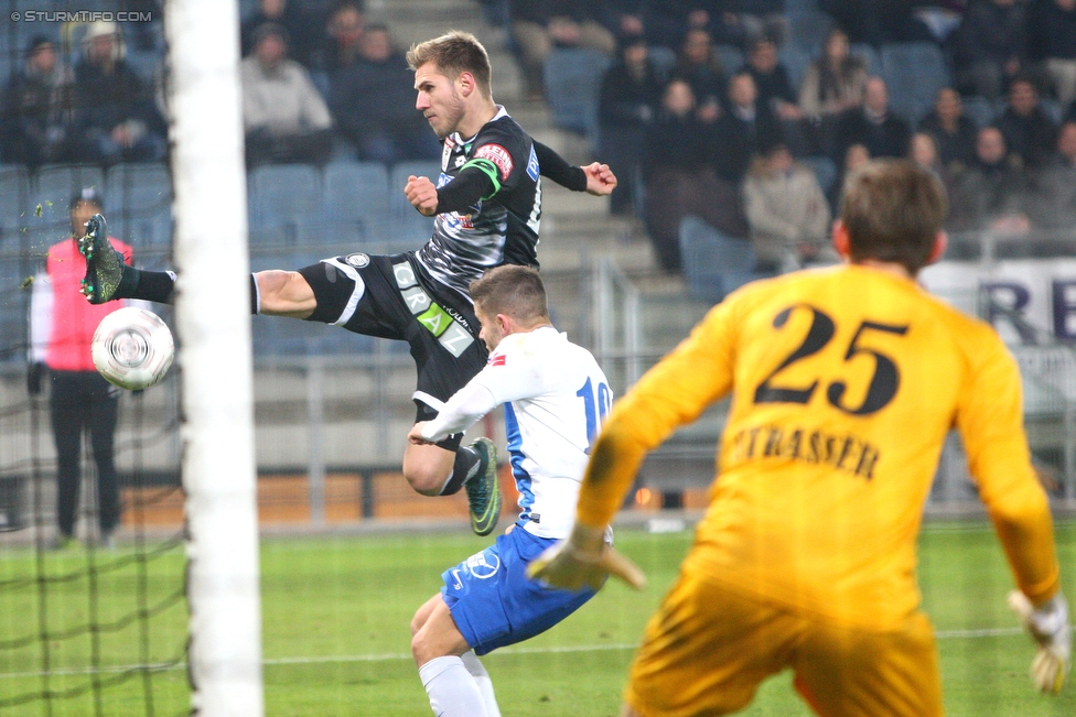 Sturm Graz - Groedig
Oesterreichische Fussball Bundesliga, 20. Runde, SK Sturm Graz - SV Groedig, Stadion Liebenau Graz, 12.12.2015. 

Foto zeigt Thorsten Schick (Sturm) und Primin Strasser (Groedig) 
