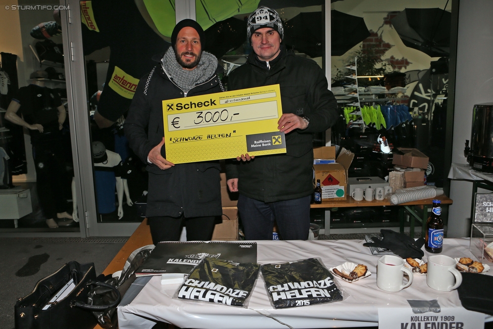 Spendenuebergabe Schwoaze helfen
SK Sturm Graz, Spendenübergabe der Mannschaft an die Hilfsaktion Schwoaze helfen, Graz, 15.12.2015.

Foto zeigt Martin Ehrenreich (Sturm) bei der Spendenübergabe
