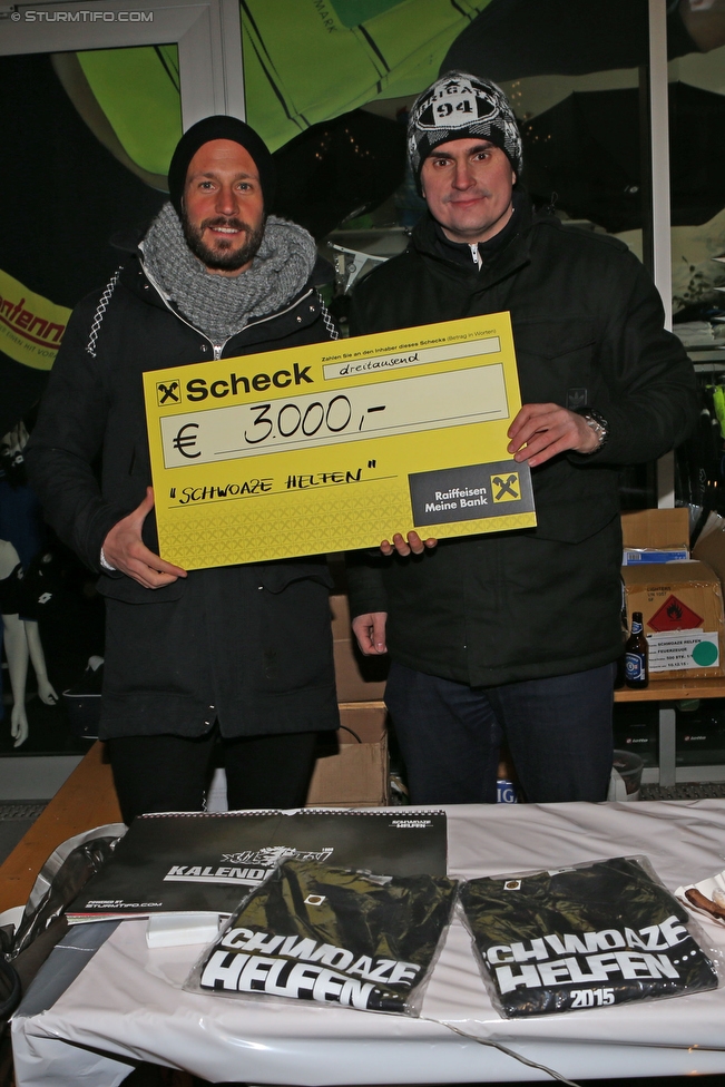 Spendenuebergabe Schwoaze helfen
SK Sturm Graz, Spendenübergabe der Mannschaft an die Hilfsaktion Schwoaze helfen, Graz, 15.12.2015.

Foto zeigt Martin Ehrenreich (Sturm) bei der Spendenübergabe
