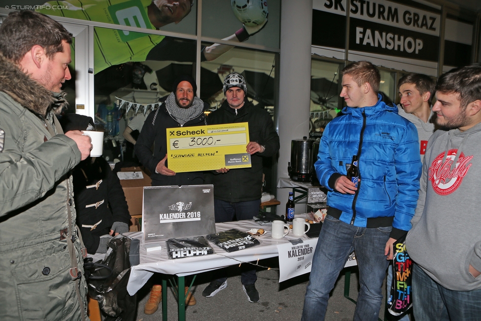 Spendenuebergabe Schwoaze helfen
SK Sturm Graz, Spendenübergabe der Mannschaft an die Hilfsaktion Schwoaze helfen, Graz, 15.12.2015.

Foto zeigt Martin Ehrenreich (Sturm) bei der Spendenübergabe und Fans von Sturm
