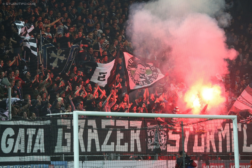 Sturm Graz - Rapid Wien
Oesterreichische Fussball Bundesliga, 23 Runde, SK Sturm Graz - SK Rapid Wien, Stadion Liebenau Graz, 21.02.2016. 

Foto zeigt Fans von Sturm
Schlüsselwörter: pyrotechnik