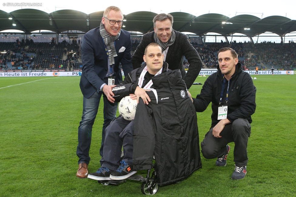 Sturm Graz - Rapid Wien
Oesterreichische Fussball Bundesliga, 23 Runde, SK Sturm Graz - SK Rapid Wien, Stadion Liebenau Graz, 21.02.2016. 

Foto zeigt Peter Schaller (Vorstand Sturm), Christian Jauk (Praesident Sturm) und Michael Moik (Behindertensportler) bei einer Ehrung
