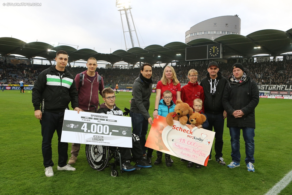 Sturm Graz - Rapid Wien
Oesterreichische Fussball Bundesliga, 23 Runde, SK Sturm Graz - SK Rapid Wien, Stadion Liebenau Graz, 21.02.2016. 

Foto zeigt die Spendenuebergabe von Schwoaze Helfen
