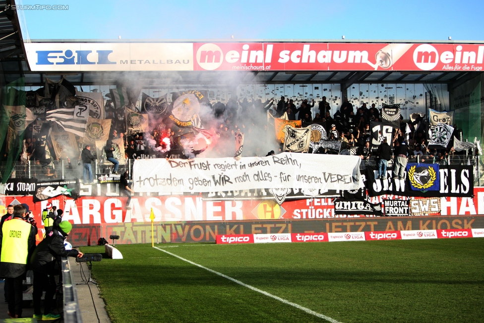 Ried - Sturm Graz
Oesterreichische Fussball Bundesliga, 24. Runde, SV Ried - SK Sturm Graz, Arena Ried, 27.02.2016. 

Foto zeigt Fans von Sturm mit einem Spruchband
Schlüsselwörter: pyrotechnik