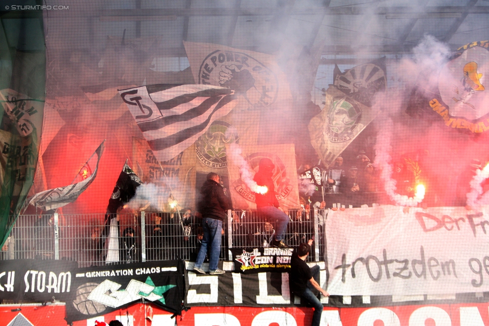 Ried - Sturm Graz
Oesterreichische Fussball Bundesliga, 24. Runde, SV Ried - SK Sturm Graz, Arena Ried, 27.02.2016. 

Foto zeigt Fans von Sturm mit einem Spruchband
Schlüsselwörter: pyrotechnik