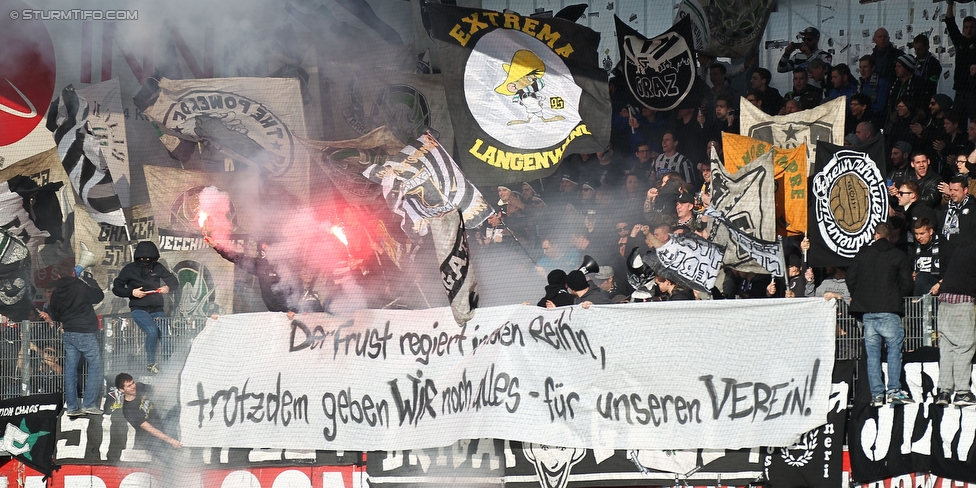 Ried - Sturm Graz
Oesterreichische Fussball Bundesliga, 24. Runde, SV Ried - SK Sturm Graz, Arena Ried, 27.02.2016. 

Foto zeigt Fans von Sturm mit einem Spruchband
Schlüsselwörter: pyrotechnik