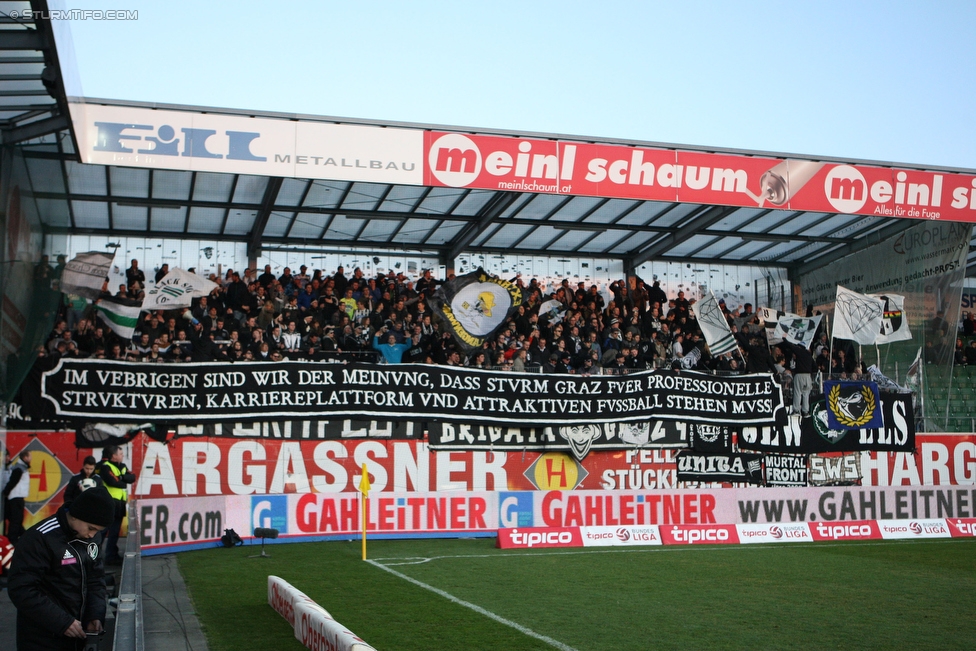 Ried - Sturm Graz
Oesterreichische Fussball Bundesliga, 24. Runde, SV Ried - SK Sturm Graz, Arena Ried, 27.02.2016. 

Foto zeigt Fans von Sturm mit einem Spruchband
Schlüsselwörter: protest