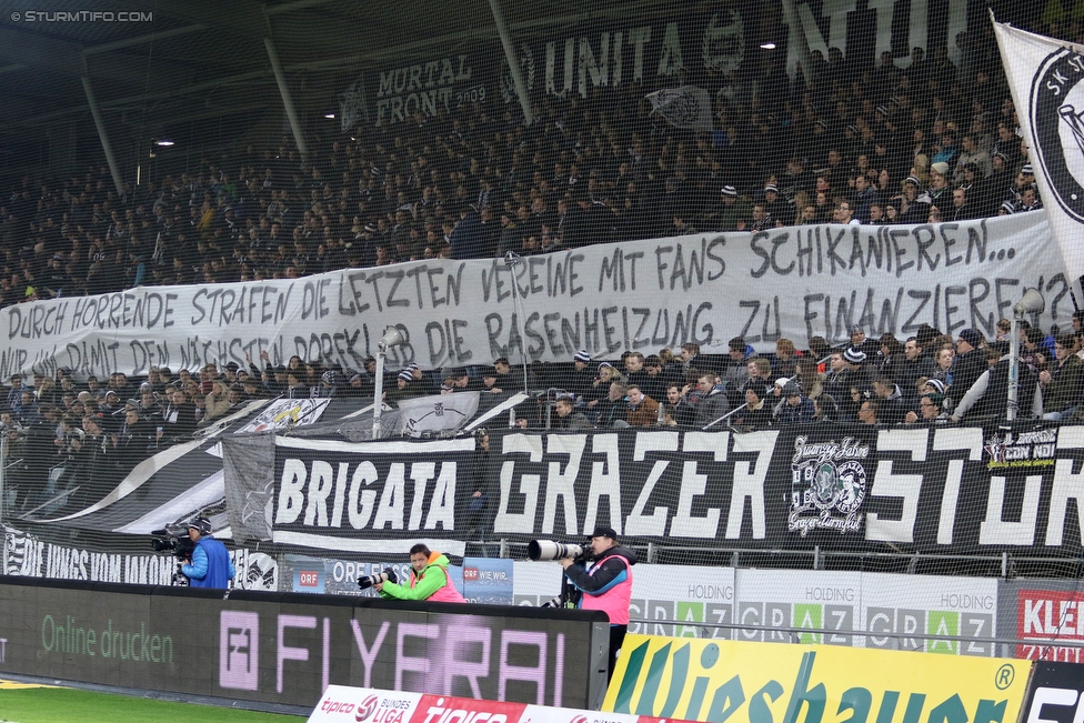 Sturm Graz - RB Salzburg
Oesterreichische Fussball Bundesliga, 25. Runde, SK Sturm Graz - FC RB Salzburg, Stadion Liebenau Graz, 02.03.2016. 

Foto zeigt Fans von Sturm mit einem Spruchband
Schlüsselwörter: protest